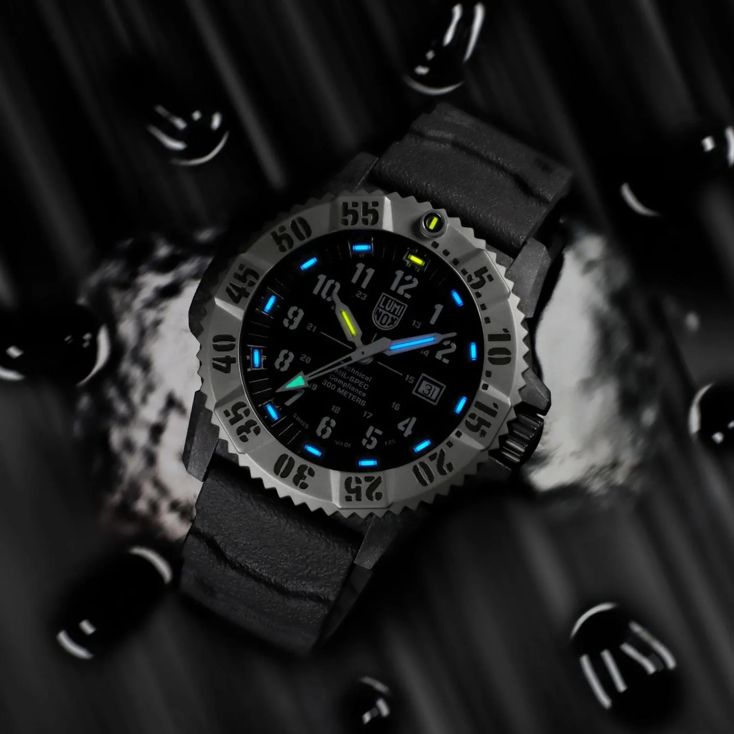 46MM LUMINOX MIL-SPEC QUARTZ BLACK CARBONOX WATCH WITH BLACK DIAL AND TITANIUM BEZEL