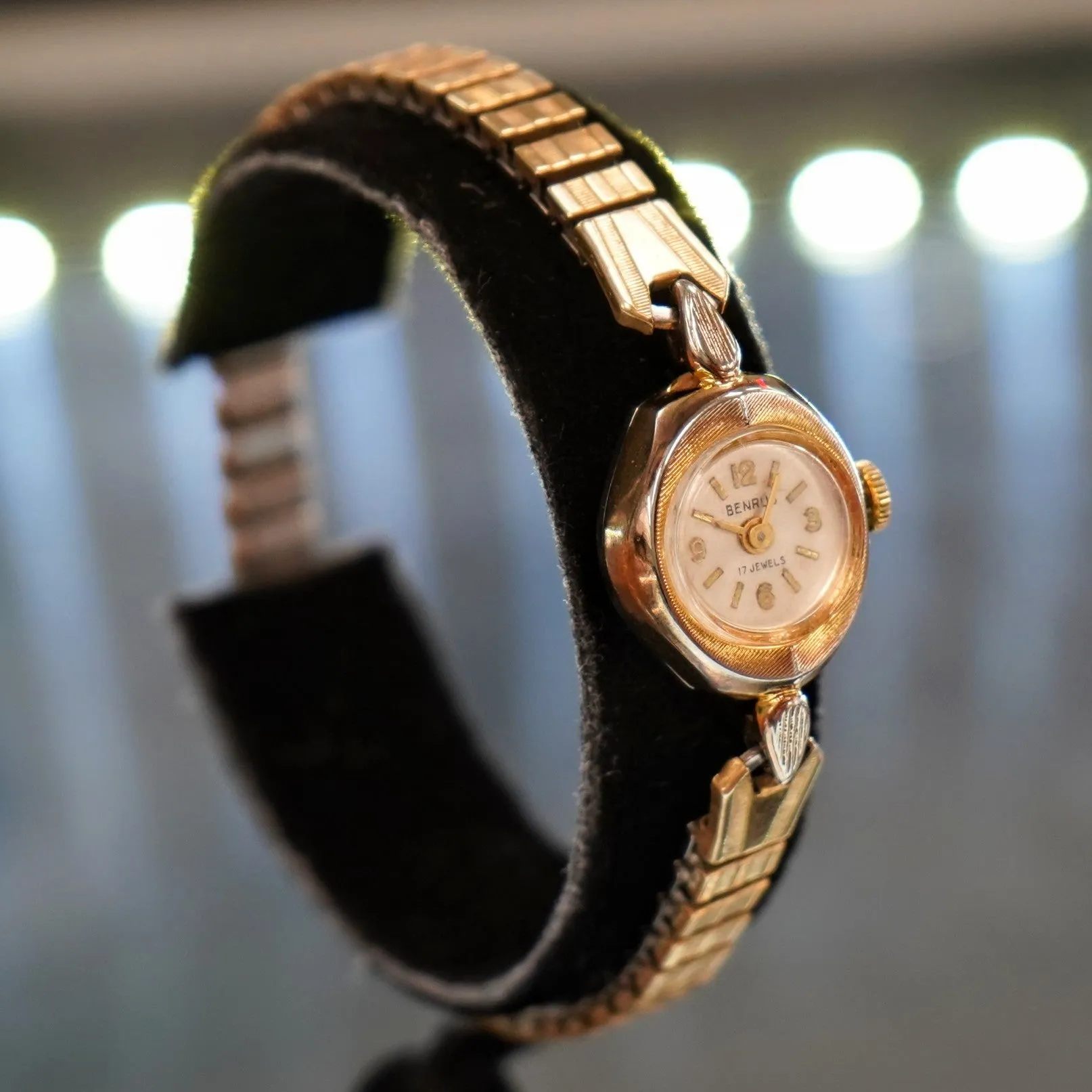Vintage Ladies BENRUS Watch 17 Jewels Fancy Case and Lugs & Original Flex Bracelet