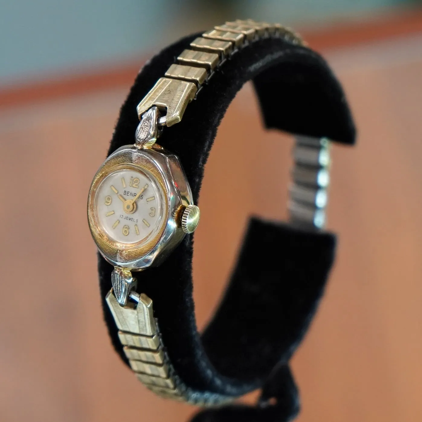 Vintage Ladies BENRUS Watch 17 Jewels Fancy Case and Lugs & Original Flex Bracelet